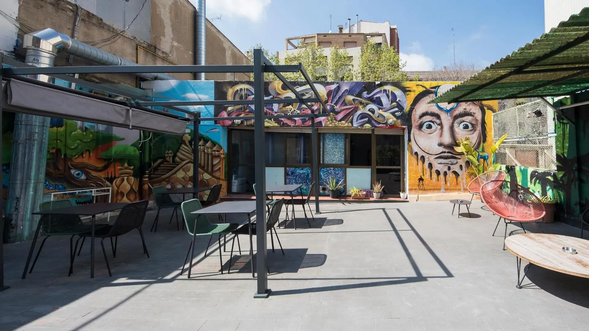 No Limit Hostel Graffiti Barcelona Spain